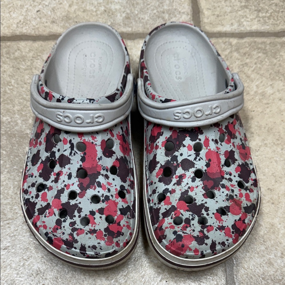 CROCS Artistic Splatter Clogs - Gray and Red